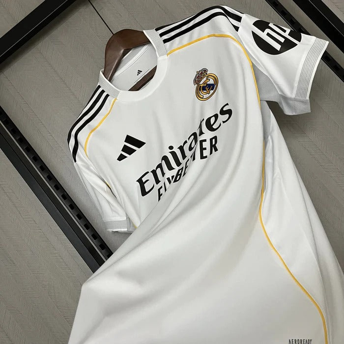 Modelo torcedor - Real madrid Uniforme 1 - 25/26