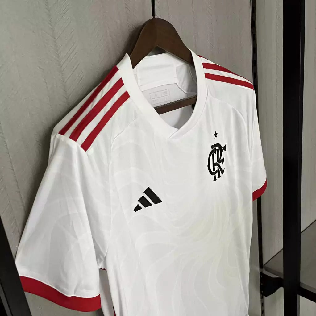 Modelo torcedor - Camisa do Flamengo 2024/25 Branca