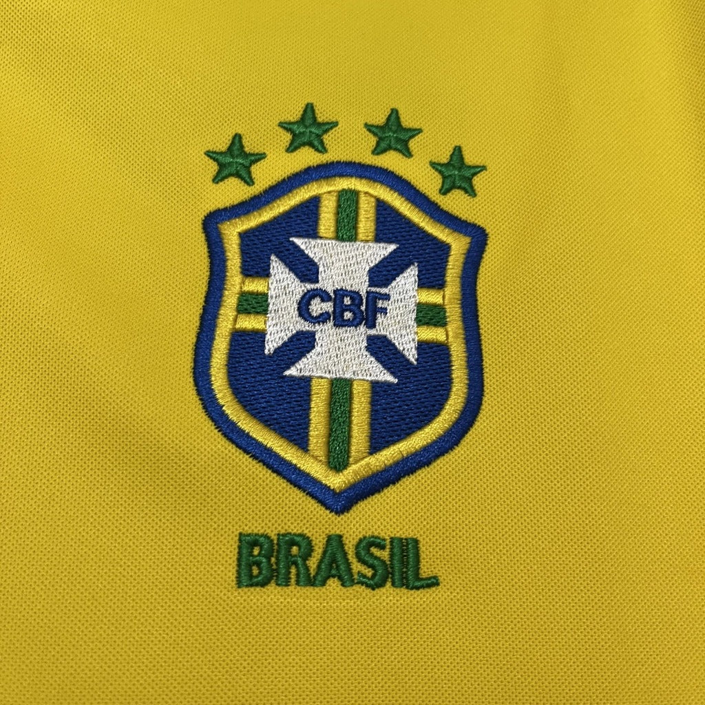 Modelo Retrô Camisa da Seleção Brasileira 1998 Reedição