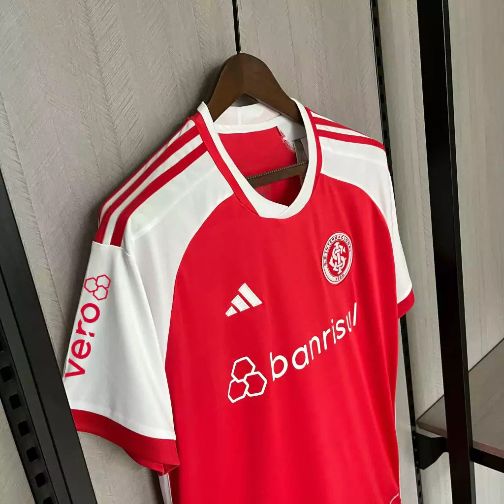 Modelo torcedor - Camisa do Internacional 2024/25 Home