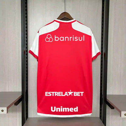 Modelo torcedor - Camisa do Internacional 2024/25 Home
