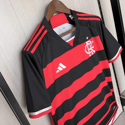 Modelo torcedor - Camisa do Flamengo 2024/25 Home