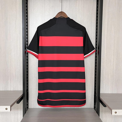 Modelo torcedor - Camisa do Flamengo 2024/25 Home